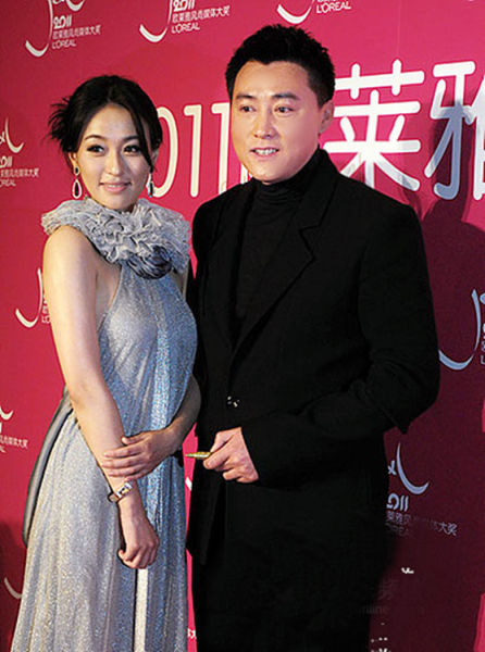 刘小峰帅气为媒体颁奖 尽显儒雅绅士风度