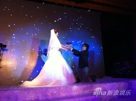 > 正文  新浪娱乐讯 今日,《狼毒花》导演黄文利和剧中女演员张慧举行