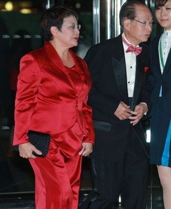 霍震寰携霍老太太现身祝贺新人,霍老太天身穿红色连衣裙显得贵气逼人.