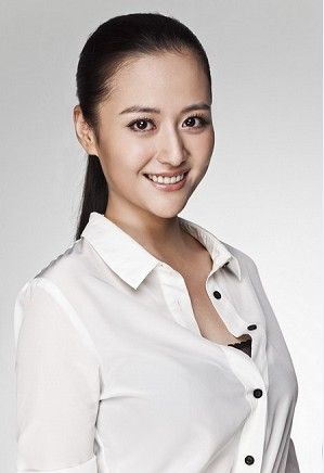 杨婷婷获选代言人形象端庄ol范儿