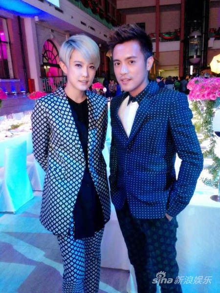 范逸臣刘力扬出席时尚晚宴 造型一致默契