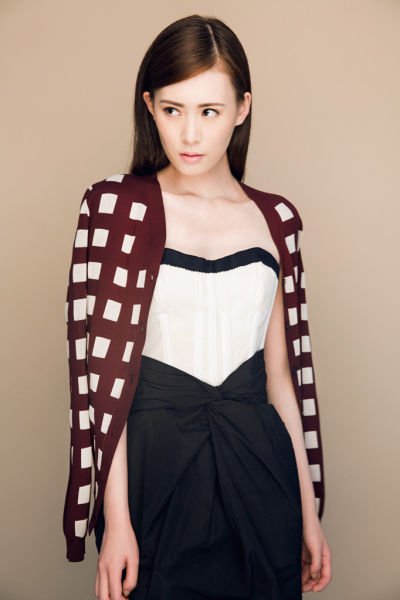 龙一一时尚写真首曝光似佘诗曼显大气