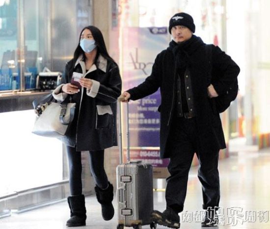 张雨绮和老公王全安在机场准备登机。