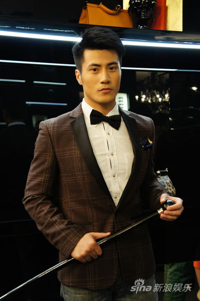 李晨浩着西装出席品牌派对 复古手杖抢镜