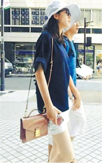 吴奇隆与刘诗诗穿情侣装在日本街头漫步。
