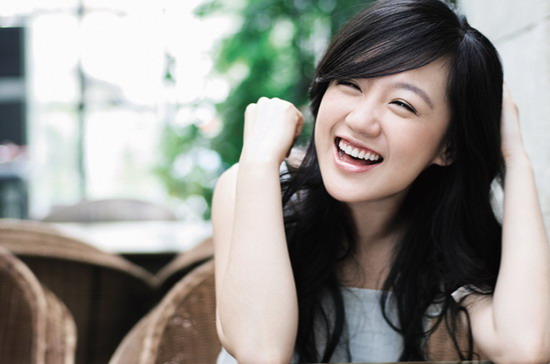 组图:薛佳凝春日写真曝光 眼神如水笑靥动人