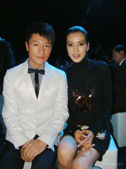 王海珍出席时尚发布会 酷感十足(组图)_影音娱乐_新浪网