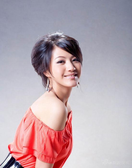 杨渝渝火红妖娆写真 妩媚多姿