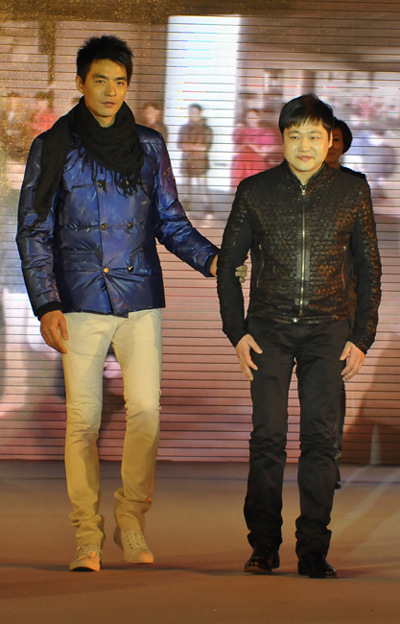 李学庆穿纸衣走秀 发起时尚界低碳宣言(组图)