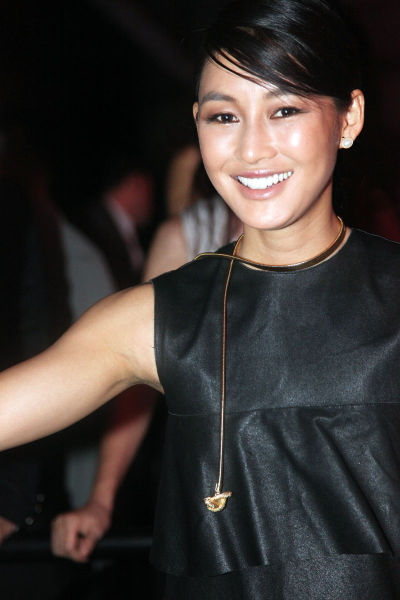 陈燃出席时尚盛典黑色短礼服个性优雅组图