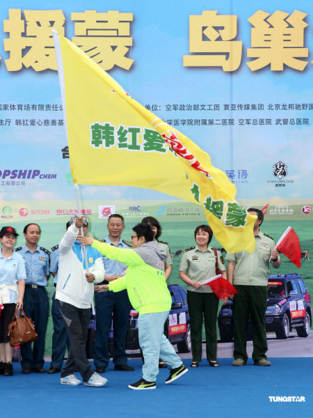 韩红率百人出征 奔赴内蒙古献爱心(组图)