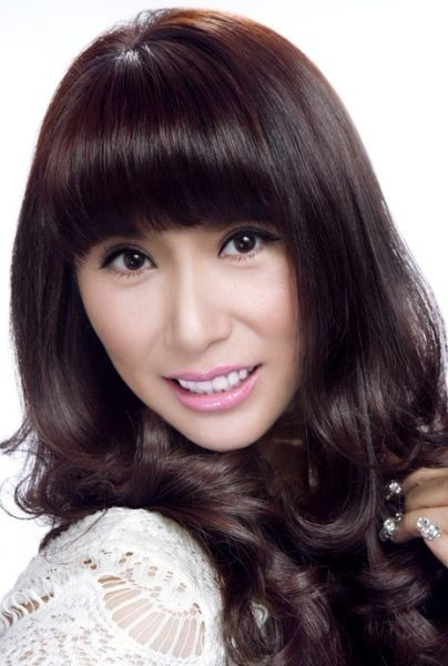 高维那推白色系写真俏皮依旧(组图)