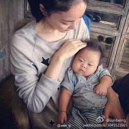 王菲怀抱婴儿摸头显母爱