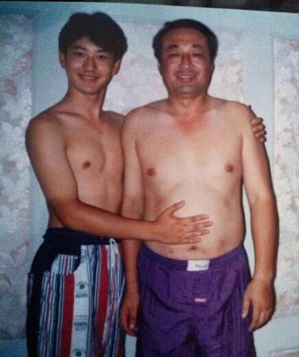 黄晓明与父亲的旧照