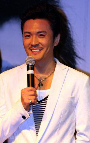 于小伟笑容满面新浪娱乐讯 曾因电视剧《杨洋三嫁》《男才女貌》