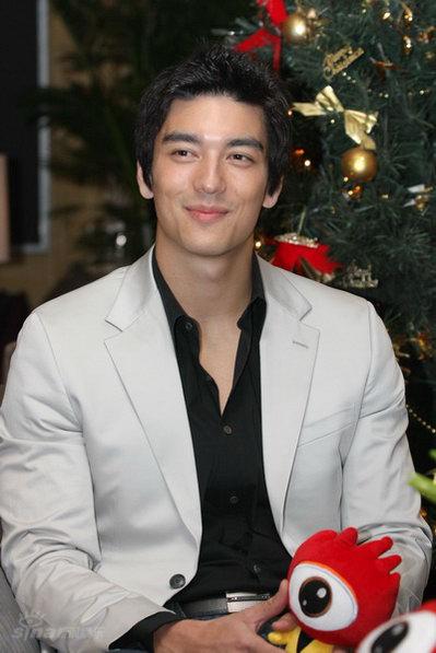 图文丹尼斯吴对话新浪丹尼斯吴侧目微笑