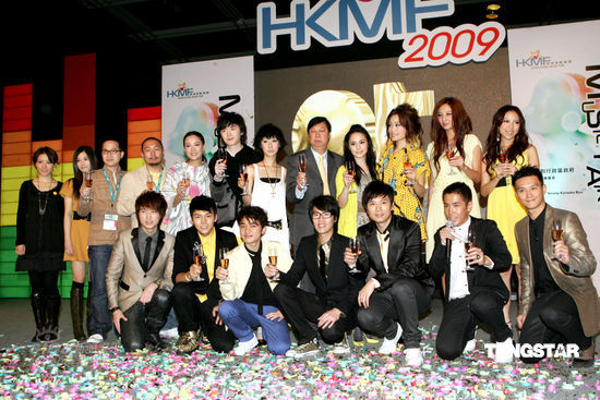 图文英皇十周年发布会众艺人举杯合影