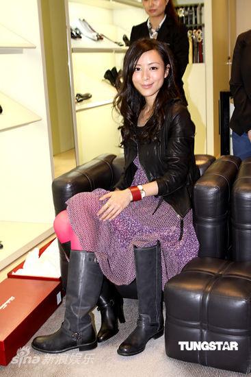 图文众星推广购物理念张静初试新款皮靴