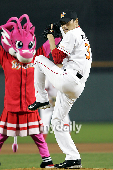 图文张东健为棒球联赛开球张东健准备开球