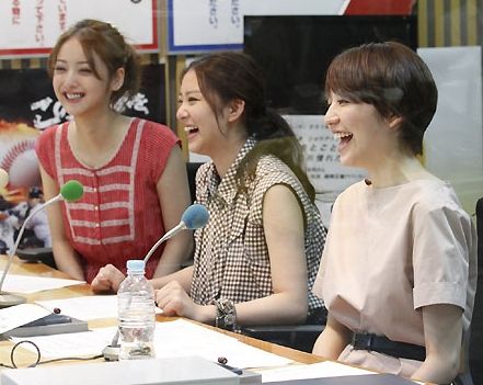 图文:长泽雅美做公益-三位相谈甚欢