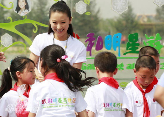 图文:苗圃做公益-苗圃赠送孩子们纪念礼品