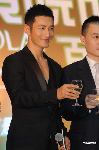 图文:黄晓明出席品牌代言-现场酒宴