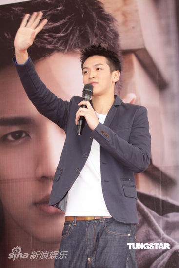 图文柯震东签唱会柯震东在现场