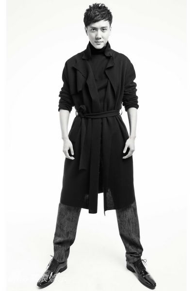 图文冯绍峰登杂志封面帅气挺拔