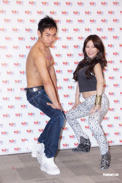 图文:温岚猛男身上作画--温岚与猛男热舞