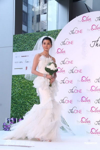 图文蒙嘉慧亮相婚纱展蒙嘉慧着白色婚纱