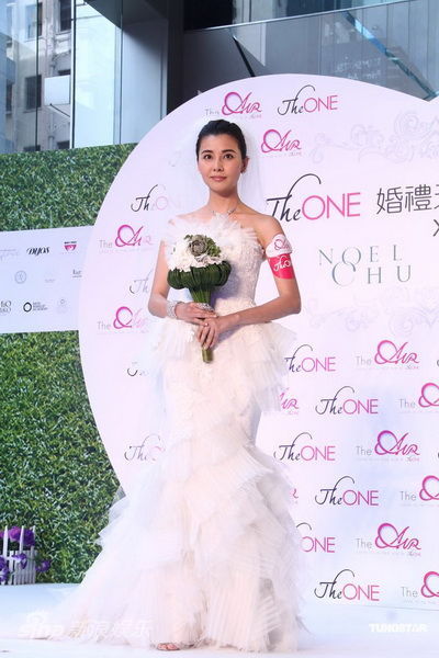 图文:蒙嘉慧亮相婚纱展-蒙嘉慧气质优雅