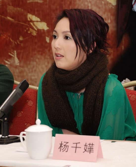 图文:《武十郎》发布会 杨千嬅认真倾听