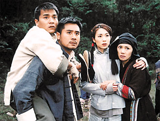 林家栋(左一)和张可颐(右二)在拍摄《茶是故乡浓》时都吃了不少苦头