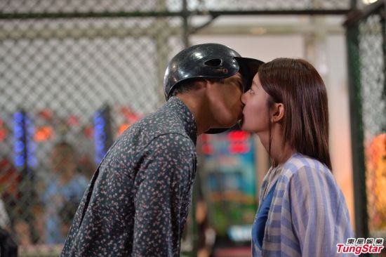 郭雪芙新剧环抱刘以豪打棒球 甜蜜热吻
