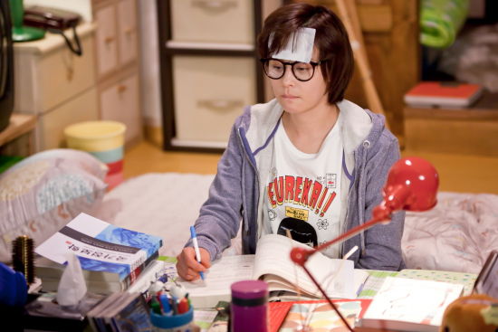 《7级公务员》崔江熙展性感呆板两极魅力