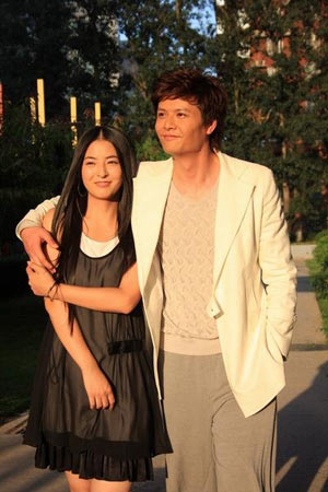 杨紫彤与潘泰名新浪娱乐讯 由北京艺百合文化传媒投资制作的内地最新