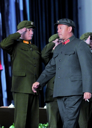 《金婚风雨情》杀青 姜文为胡军"授勋"(图)