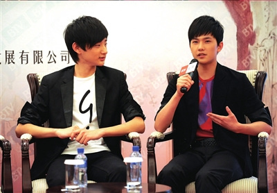 导演李少红携大小宝玉的饰演者杨洋,于晓彤以及林黛玉饰演者蒋梦洁等