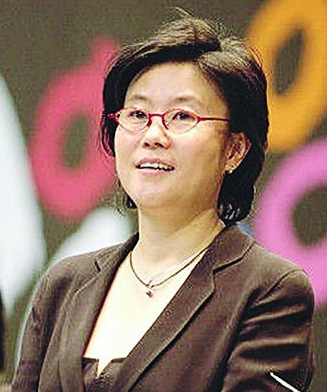 7月3日,李少红携《红楼梦》中的年轻演员们在上海录制某节目时突然