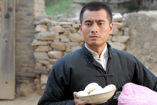 的三十集电视连续剧《西口情歌》已于日前在内蒙古的五原县顺利杀青