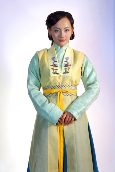 张嘉倪饰演江佩芸