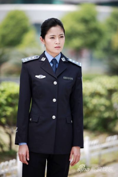 青年演员王媛可首度穿上警服,饰演一名年轻干练的80后美女