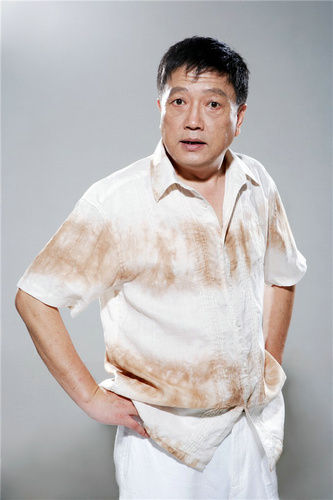 秦焰入组《热血码头》 老谋深算四川演县长