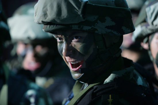 《中国特警》正在央视热播,剧中饰演特警队队陈明[微博]雷的青年演员