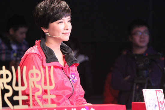 苏瑾知根知底机智抢答休闲装亮眼