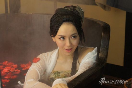 新《笑傲江湖》整容穿越 蓝凤凰变"花瓶"|《笑傲江湖》|吕佳容_影音