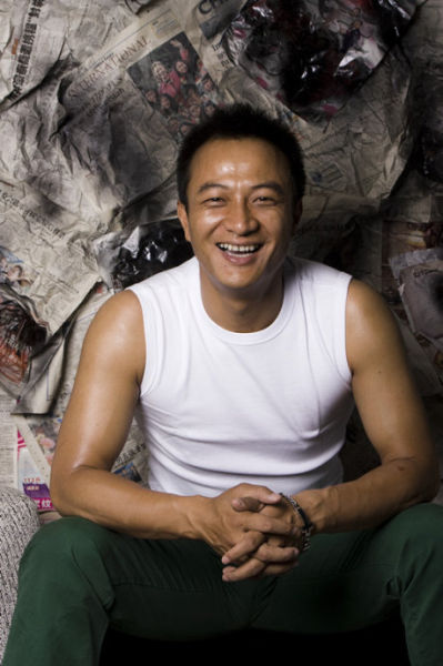 长城红拍摄苦孙磊片场倒头睡图