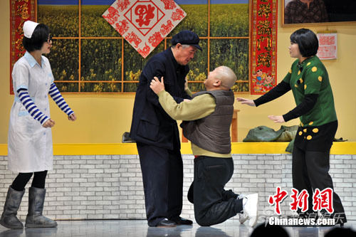 谢娜,赵本山,王小利,李琳(由左至右)表演小品《买年货》