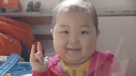 林心如给晶晶送签名照新浪娱乐讯 3月18日是宁夏女孩赵晶晶的6岁生日