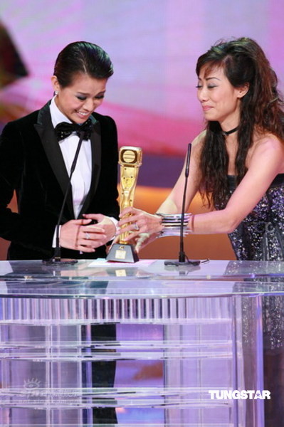 图文tvb41周年台庆胡杏儿接过奖杯